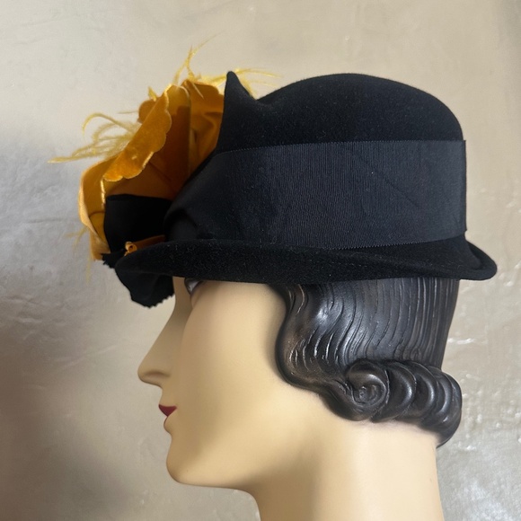 FASCINATING 1940s\' BLACK TILT/ASYMMETRICAL FEDORA + VELOUR FLOWER & FEATHER main image 8